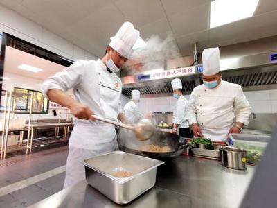 杭州首个养老助餐中央厨房在祥符街道开张啦!服务覆盖这些地区!记者带你逛后厨
